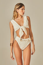 Charger l'image dans la galerie, Model Front: Empress Bottom Bottom Beatriz Bikini Off White Floral Texture
